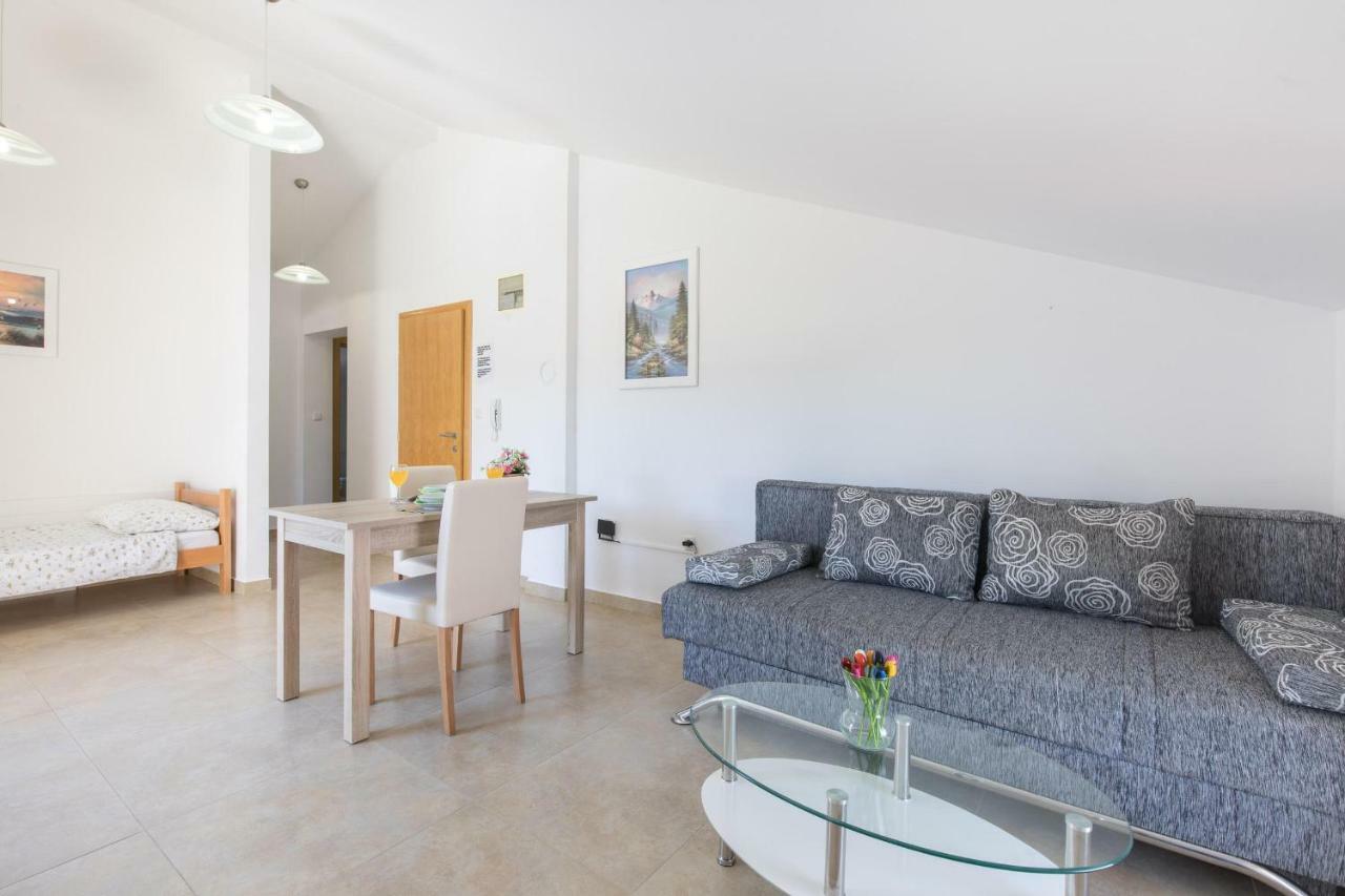 Apartments Nino Malinska Eksteriør bilde