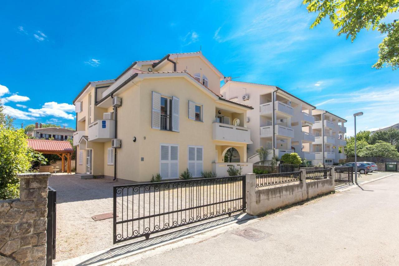 Apartments Nino Malinska Eksteriør bilde