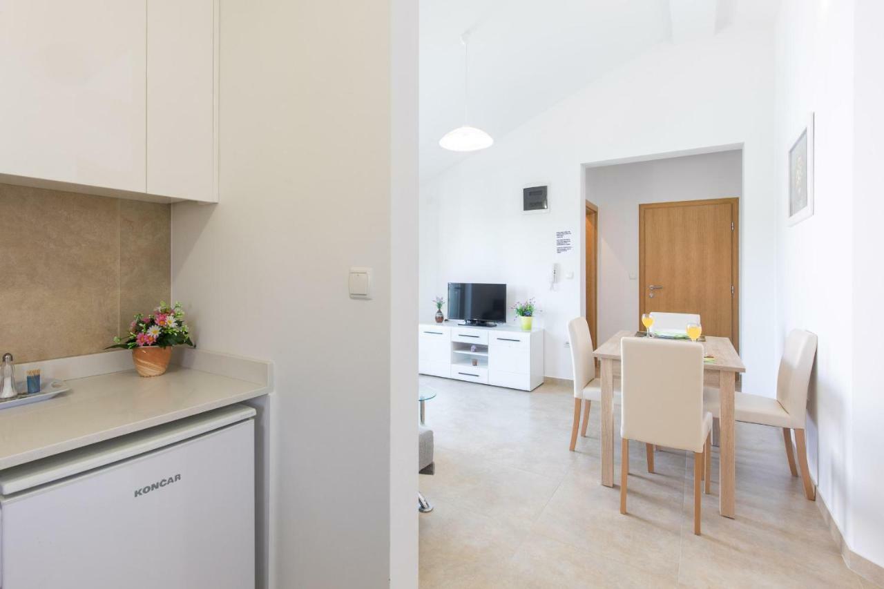 Apartments Nino Malinska Eksteriør bilde
